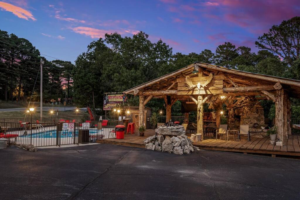 Stonegate Lodge King Bed Wifi 50 Roku Tv Salt Water Pool Room #104 Eureka Springs Zewnętrze zdjęcie